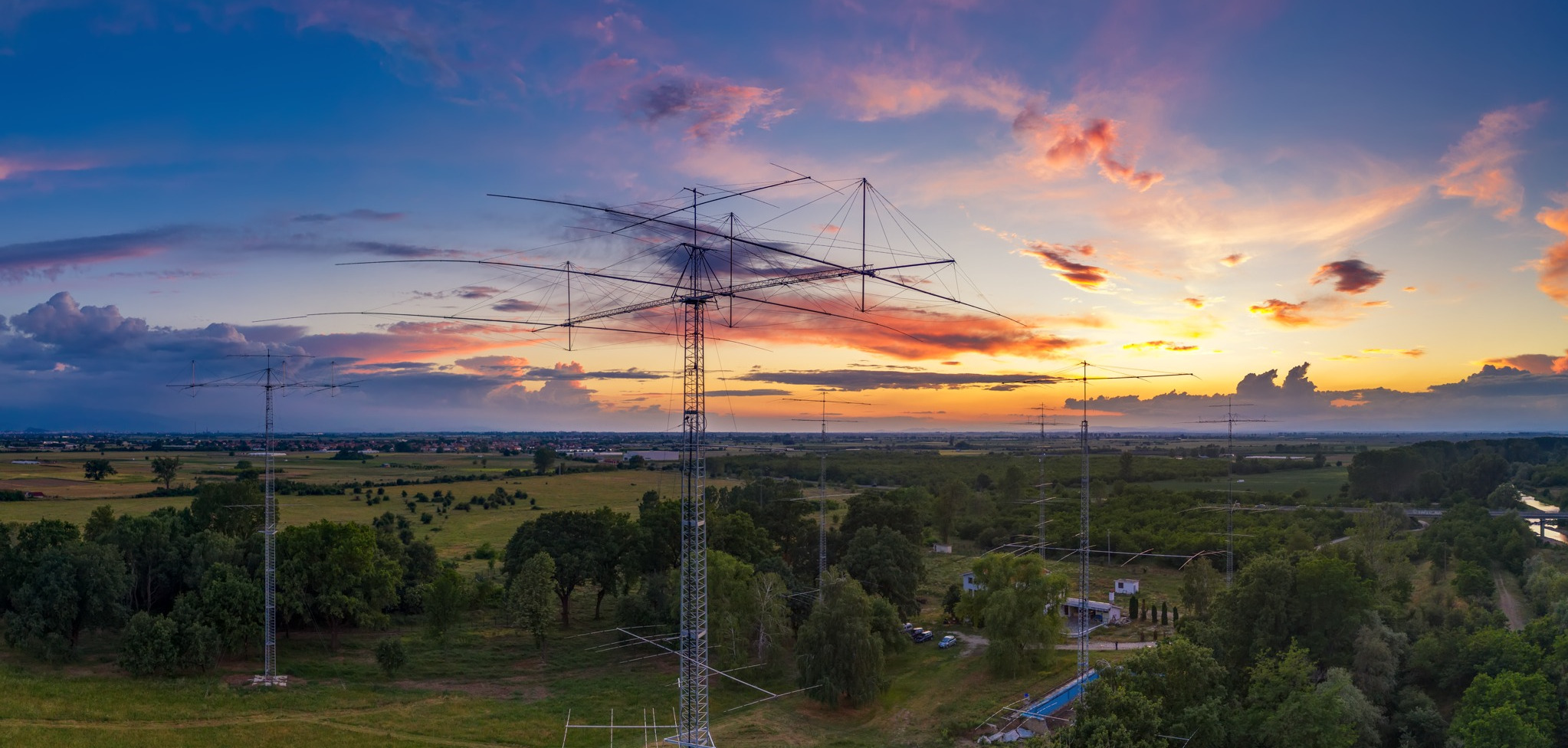 Радиолюбител на HF станция с микрофон и голяма антена